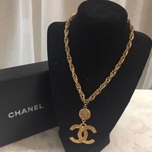 🆕 Chanel CC Oversized Medallion Chain Necklace